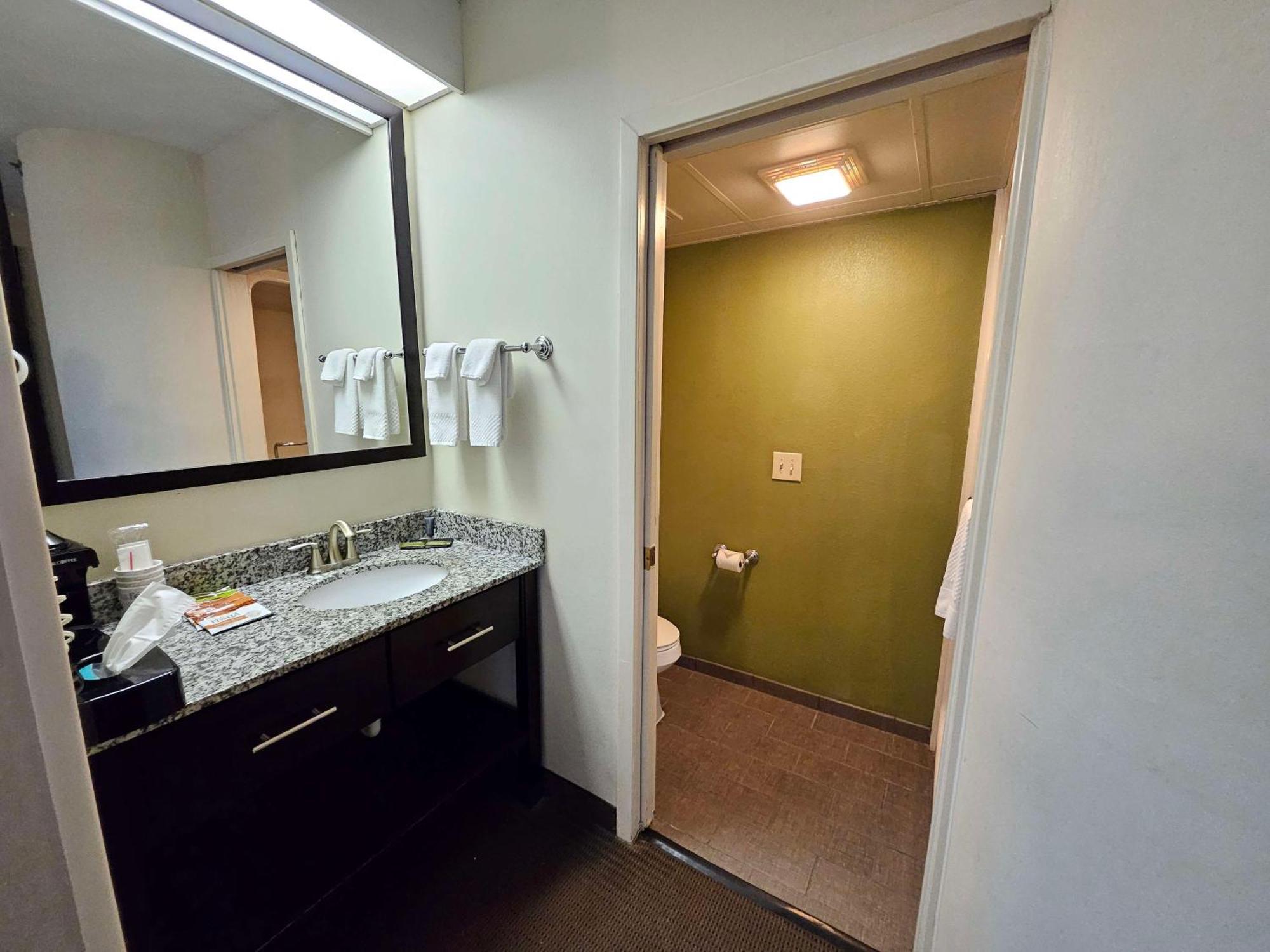 Hotel Surestay By Western Flowertown